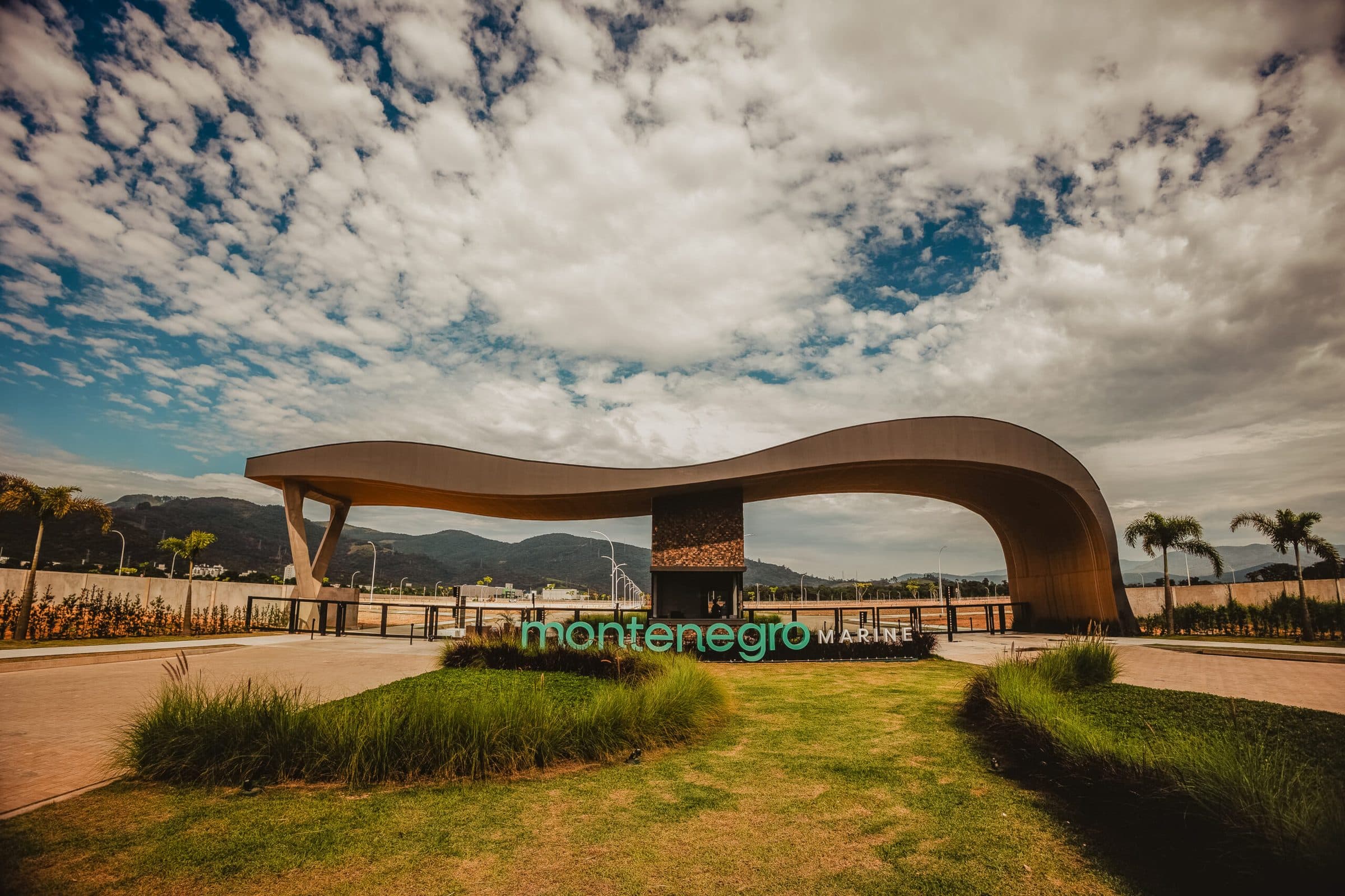 Portal de entrada do Montenegro Marine, em Biguaçu (SC)